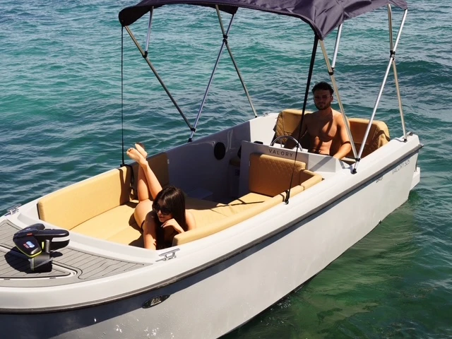 Hire Motorboat Valory with a boat licence