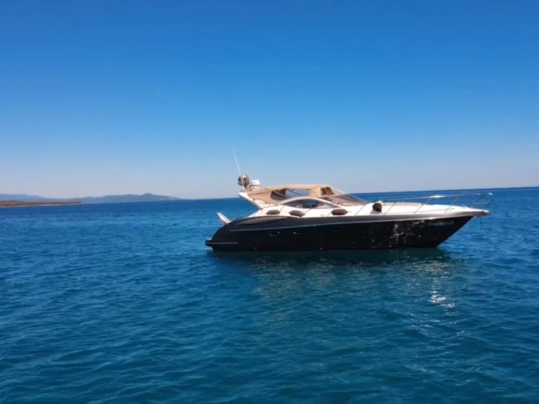 Hire Motorboat Azimut with a boat licence