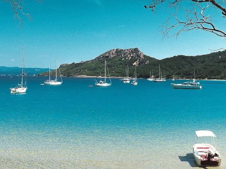 Hire Sailboat Camper-Nicholson with a boat licence