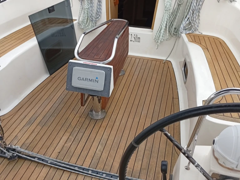 Hire Sailboat Cobra with a boat licence