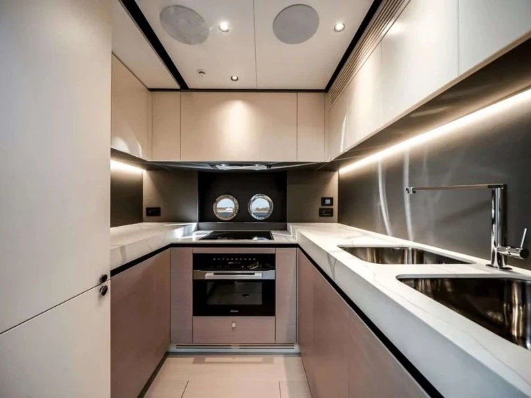 Charter a Azimut Six Seven in Miami on Samboat