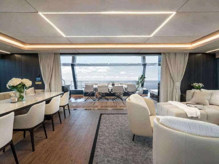 Hire Luxury Yacht Sunreef with a boat licence
