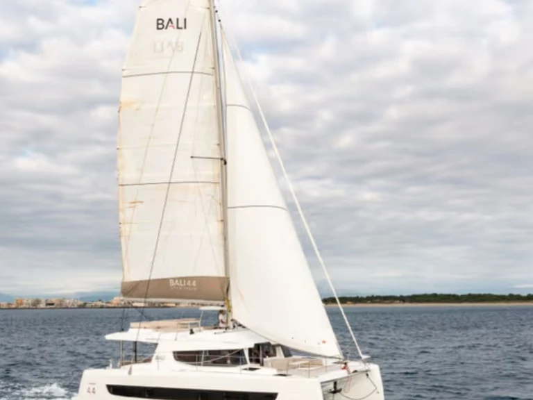 Charter a Bali Bali 4.4 in Airlie Beach on Samboat