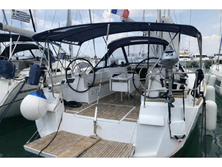 Hire Sailboat Jeanneau with a boat licence