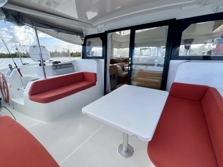 Catamaran to hire Papeete at the best price
