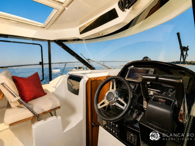 Hire Motorboat Jeanneau with a boat licence