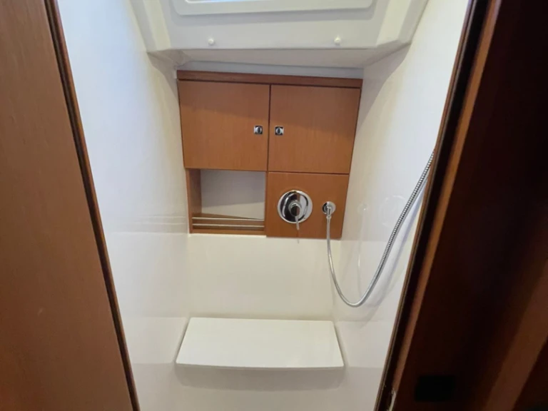 Sailboat hire in Lávrio - Bavaria Cruiser 46