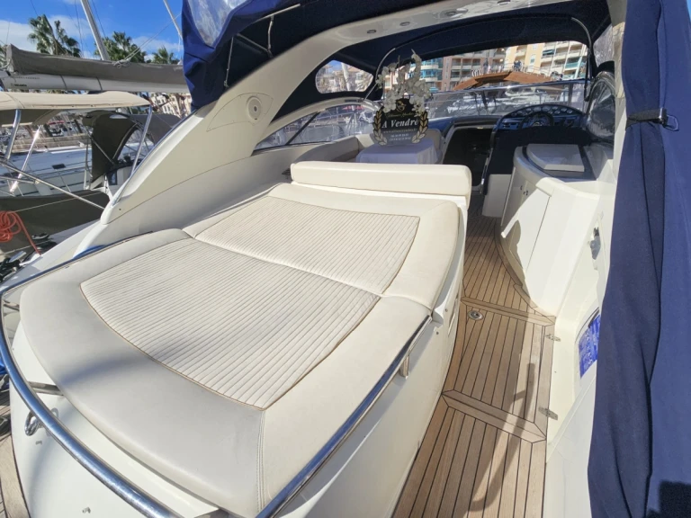 Hire Motorboat with or without skipper Absolute Yachts Saint-Raphaël