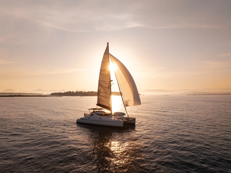 Hire Catamaran Fountaine Pajot with a boat licence