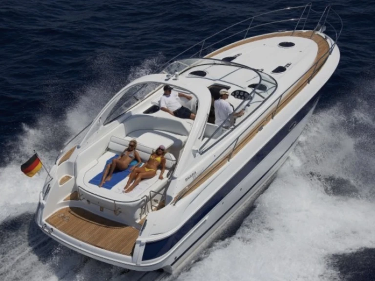 Hire Motorboat Bavaria with a boat licence
