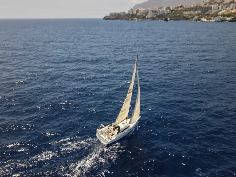 Hire Sailboat with or without skipper Jeanneau Porto do Funchal