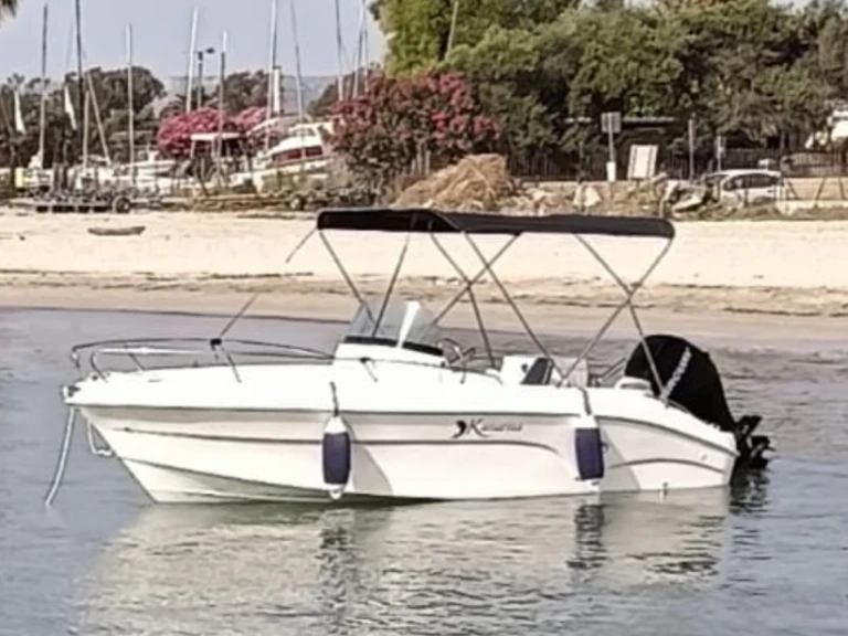 Hire Motorboat Kamarina with a boat licence