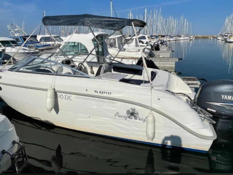 Hire Motorboat Pacific Craft with a boat licence