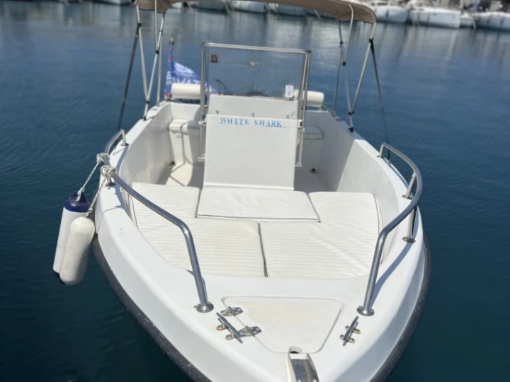 Motorboat to hire San Foca at the best price