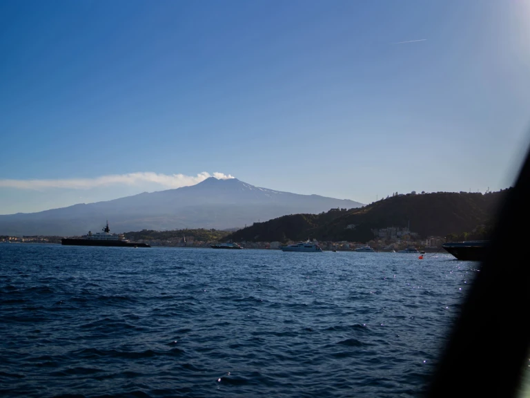 Charter a Saxdor SAXDOR 400 GTS in Giardini-Naxos on Samboat