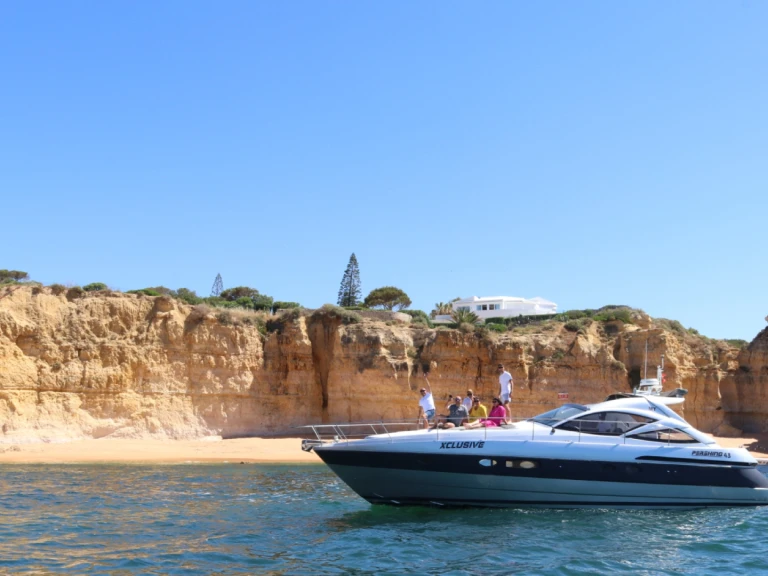 Yacht charter Albufeira - Pershing Pershing 43 HT on SamBoat