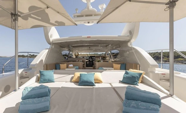 Hire Luxury Yacht Leopard with a boat licence