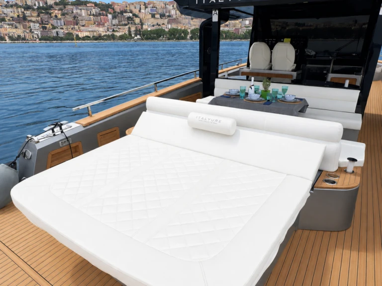 Hire Luxury Yacht italyure with a boat licence