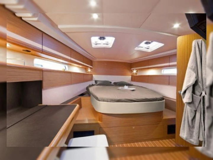 Hire Sailboat Jeanneau with a boat licence
