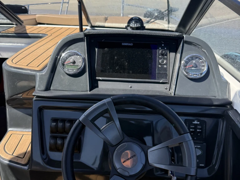 Hire Motorboat Quicksilver with a boat licence