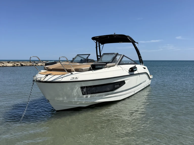 Motorboat to hire Port-Camargue at the best price