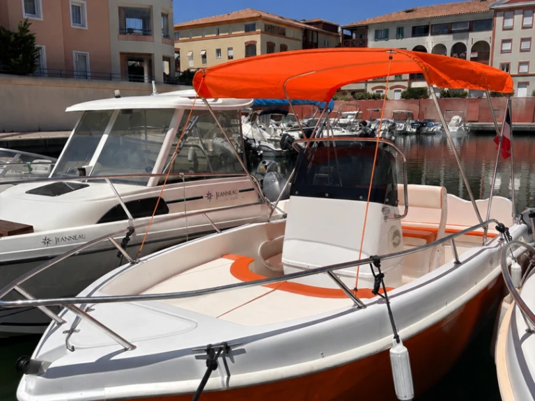 Sans Permis Marino 500 charter bareboat or skippered in  Port Fréjus