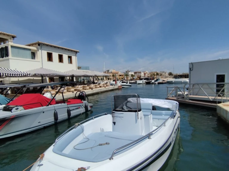 Hire Motorboat Nautipol with a boat licence
