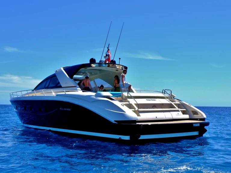 Hire Luxury Yacht Riva with a boat licence