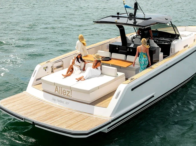 Hire Luxury Yacht Pardo Yachts with a boat licence