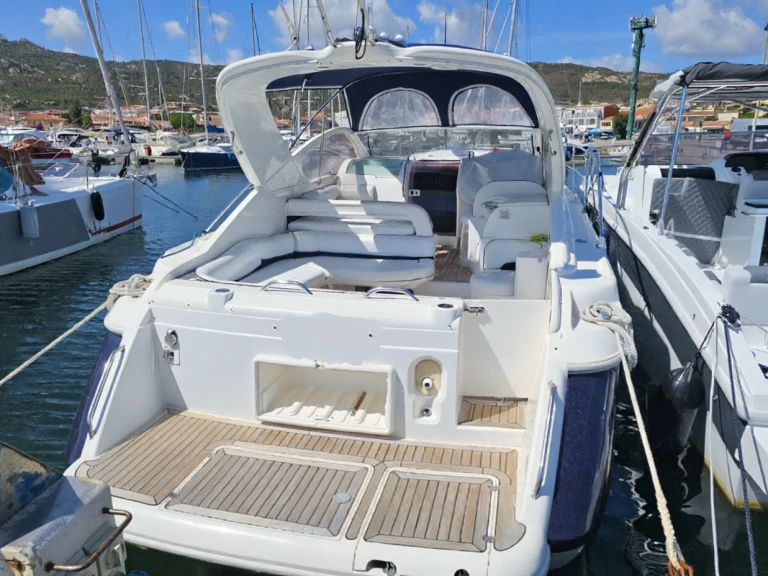 Hire Motorboat Fairline with a boat licence