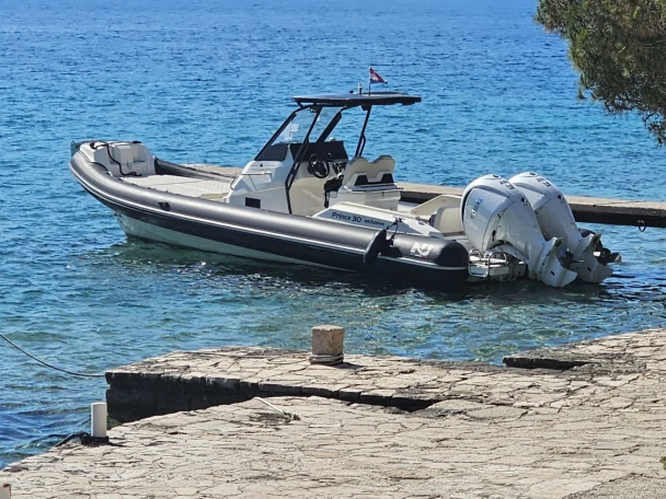 Charter a Nuova Jolly Prince 30 in Marina Zenta on Samboat