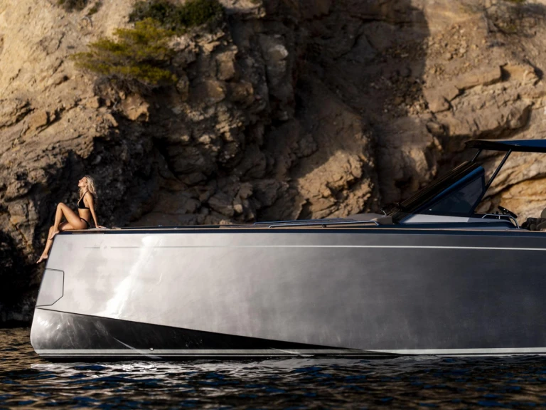 Luxury Yacht to hire Mandelieu-la-Napoule at the best price