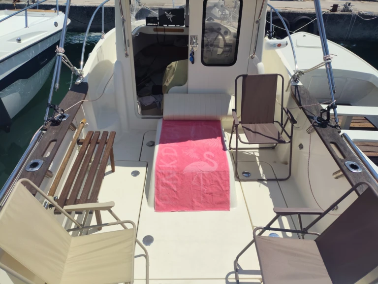 Hire a Quicksilver Arvor 215 AS Bar