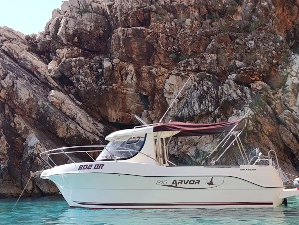 Motorboat to hire Bar at the best price