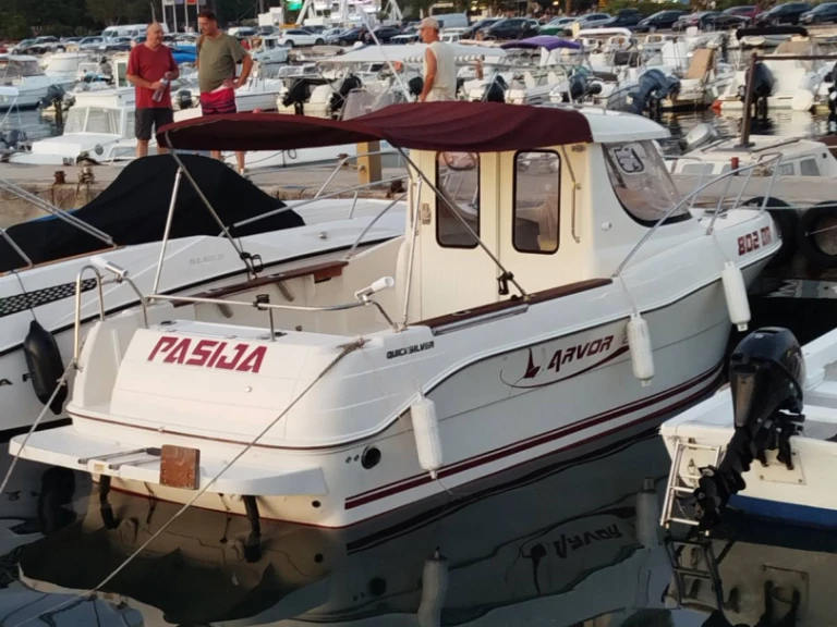 Hire Motorboat Quicksilver with a boat licence
