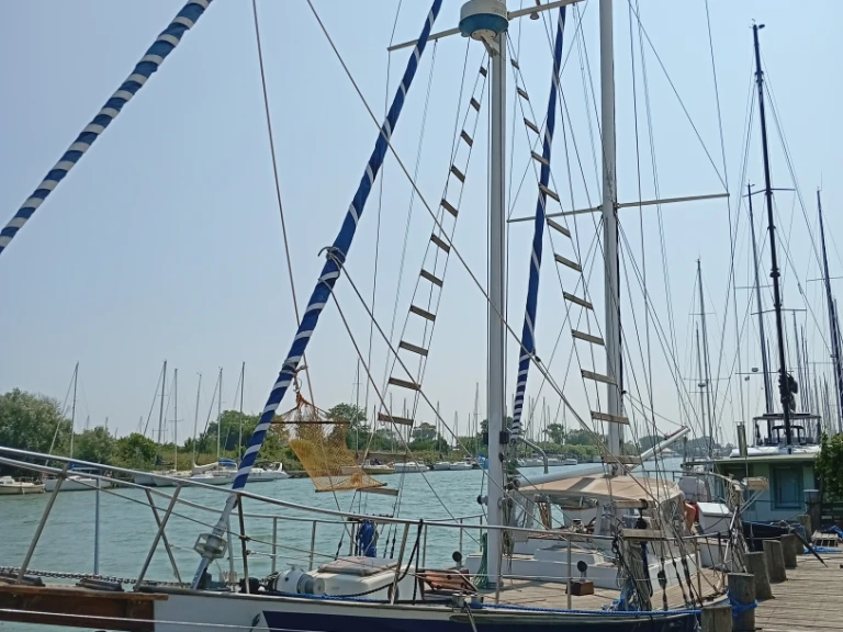 Yacht hire Ponza cheap Staysail