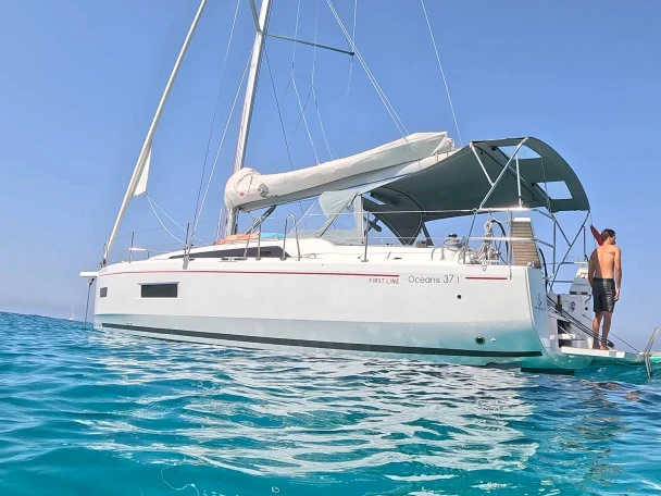 Sailboat hire in Palma de Mallorca - Oceanis 37.1 firts line