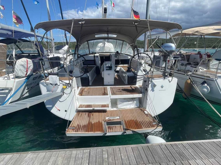 Hire Sailboat Jeanneau with a boat licence