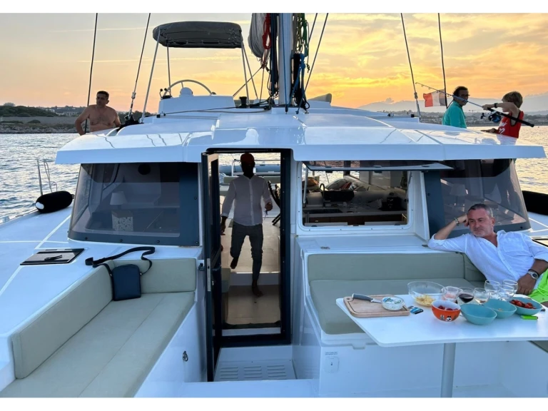 Charter a Bali Bali 4.2 in Cannes on Samboat