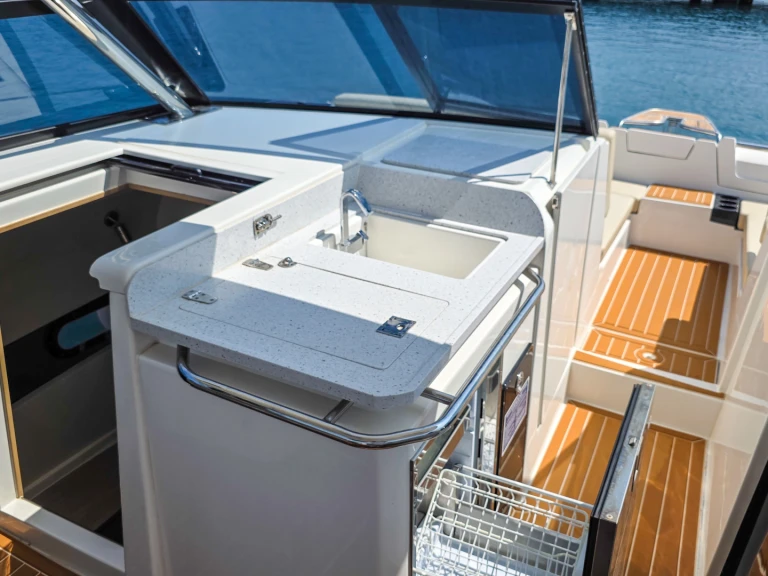 Hire Motorboat Aquila with a boat licence