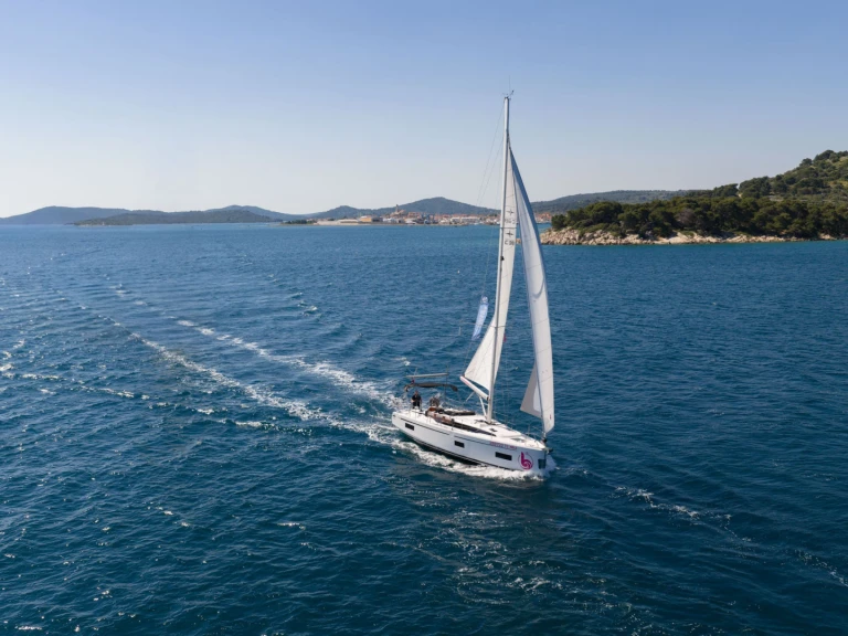 Hire Sailboat Bavaria with a boat licence