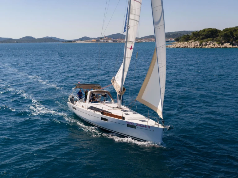 Yacht charter Pirovac - Bénéteau Oceanis 41.1 on SamBoat
