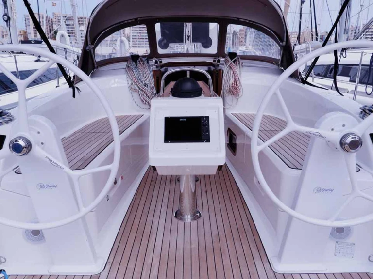 Sailboat hire in Lefkáda - Bavaria Cruiser 34