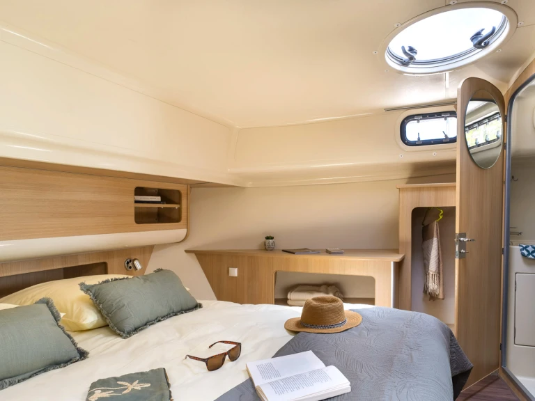 Motorboat to hire Bellegarde at the best price
