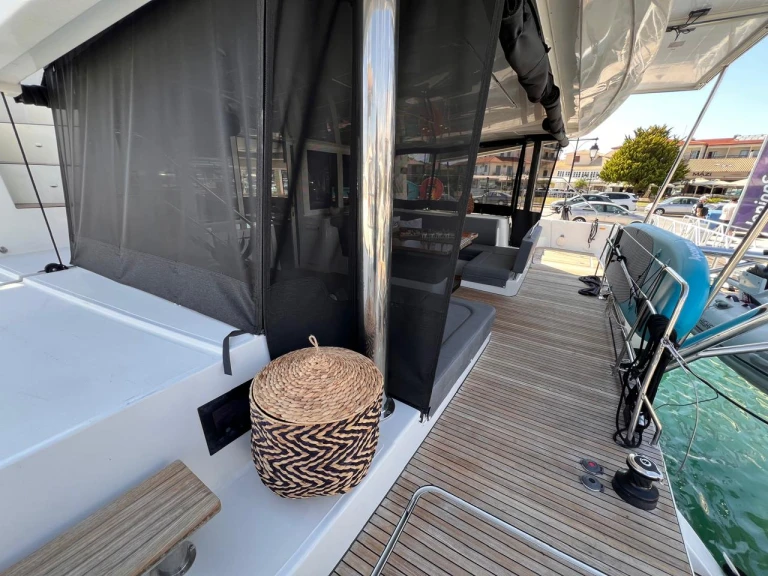 Yacht charter Néa Péramos - Lagoon Lagoon 52 F on SamBoat