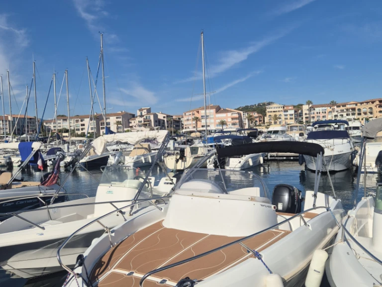 Charter a Bénéteau Flyer 5.5 SUNdeck in Six-Fours-les-Plages on Samboat