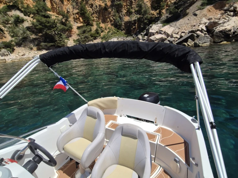 Hire Motorboat Bénéteau with a boat licence
