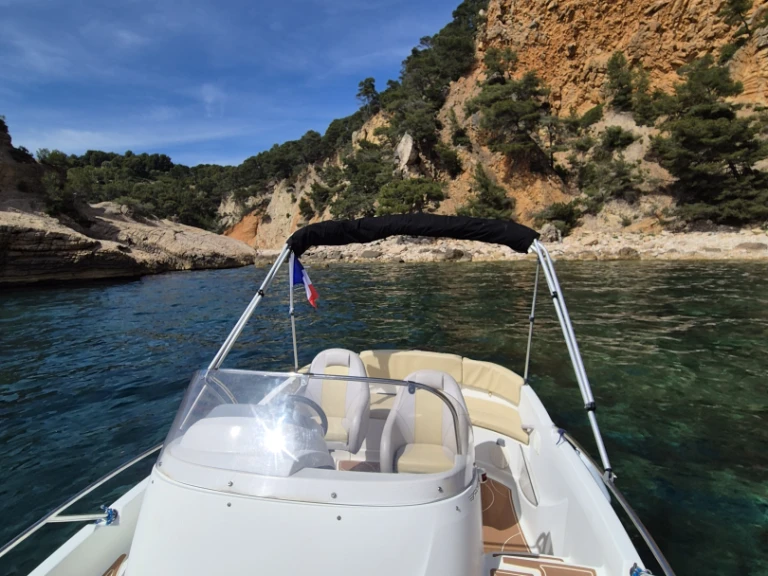 Motorboat to hire Six-Fours-les-Plages at the best price