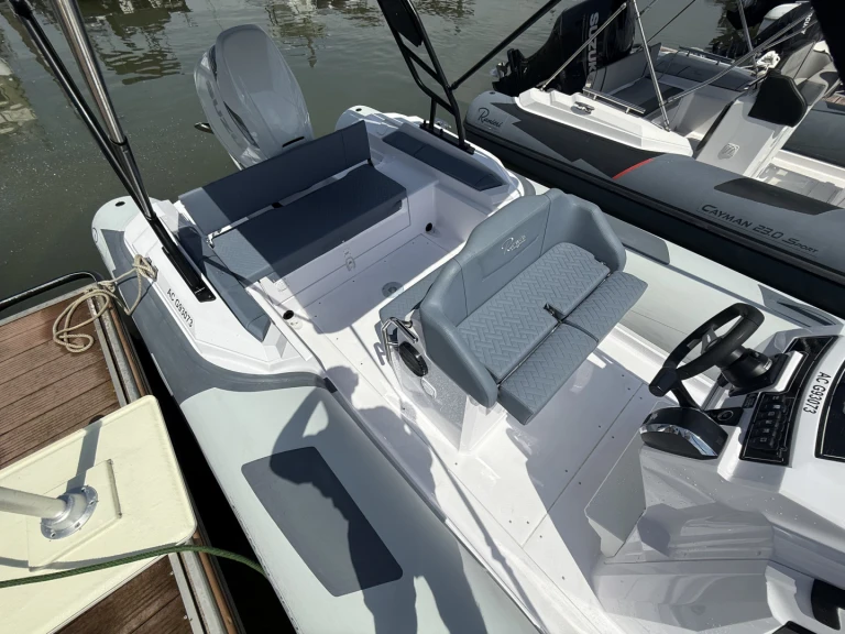 Hire a Ranieri Cayman 26 Sport Touring Arcachon