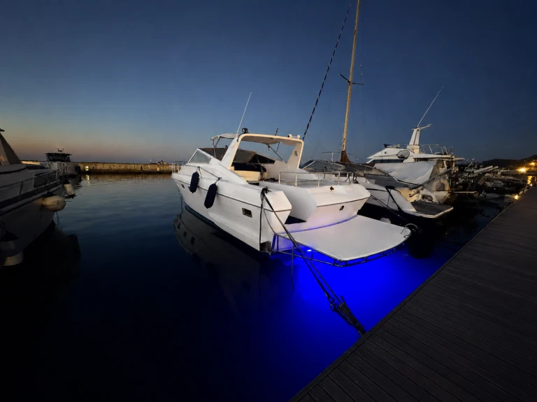 Hire Motorboat with or without skipper Mochi Craft Ischia